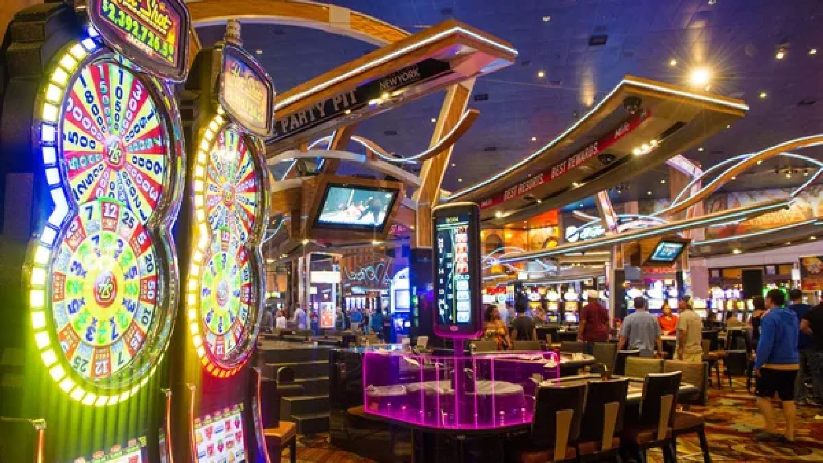 Dymqoraveshi Restaurant Casino's hoofdingang en elegante lobby